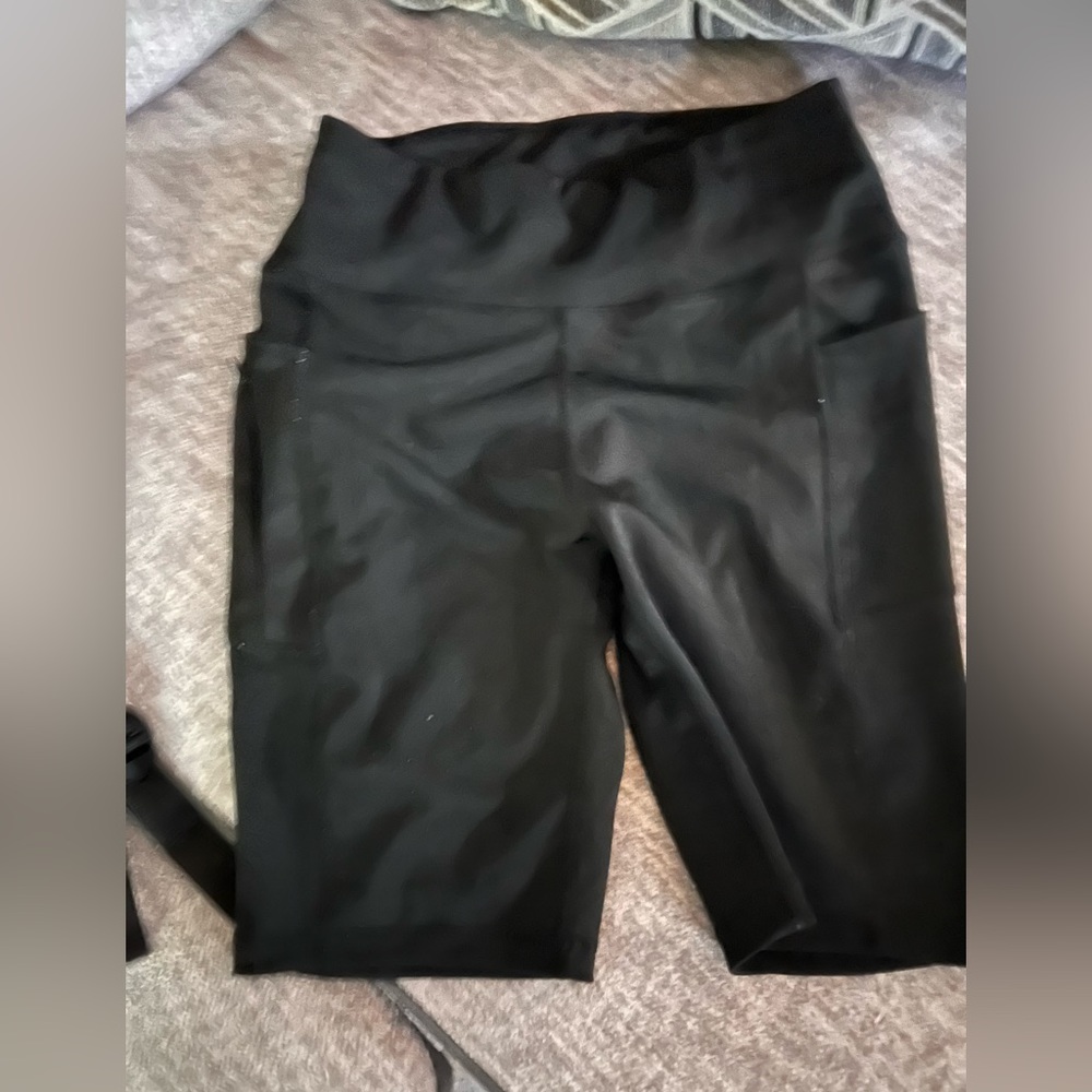 Yoga shorts wit pockets on 2 pairs